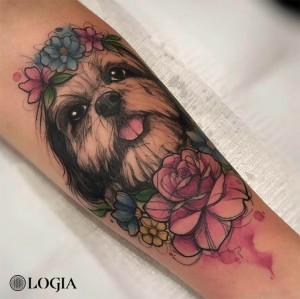 tattoo-perro-flor-brazo-renata-henriques 
